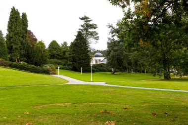 Marianske Lazne, Çek Cumhuriyeti - 12 Eylül 2017: Genel park manzaralı bir mesafe görülür Caroline bahar pavilion doğru 