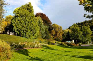 Marianske Lazne, Çek Cumhuriyeti - 12 Eylül 2017: Güneşli bir günde genel park ağaçlarda görülen onun güzel renkler gösterir. Bu gün ışığına gördüm yaklaşan sonbaharın bir işaretidir