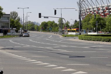 Varşova, Polonya - 29 Nisan 2018: Varşova Ulusal Stadyumu yakınındaki bir dolambaçlı. Yolda trafik neredeyse yok, sadece bir kaç araç görülebilir