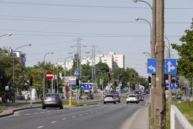 Varşova, Polonya - 06 Mayıs 2018: Trafikte şehir bölgesinde, yerel olarak Goclaw denir caddelerinden biri. Orada trafik ışıkları, birçok farklı sokak işaretleri ve diğer altyapı.