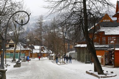 Zakopane, Polonya - 19 Mart 2018: Kış manzarası Krupowki sokak yayalar olmadan neredeyse. Mesafe çok az insan vardır