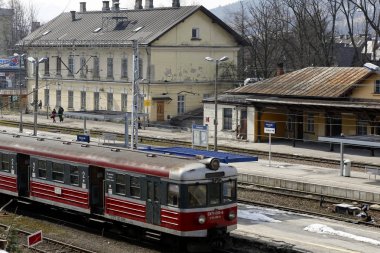Zakopane, Polonya - 23 Mart 2018: tren orada bir sonraki yolculuk için bekleyen bir tren kanalıdır. Bölgede çeşitli binalar görebilirsiniz