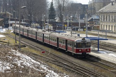 Zakopane, Polonya - 23 Mart 2018: Platformları boyunca tren tren istasyonunda durdu ve onun en yakın çelme takmak için bekliyor. Görünür altyapı tren istasyonuna