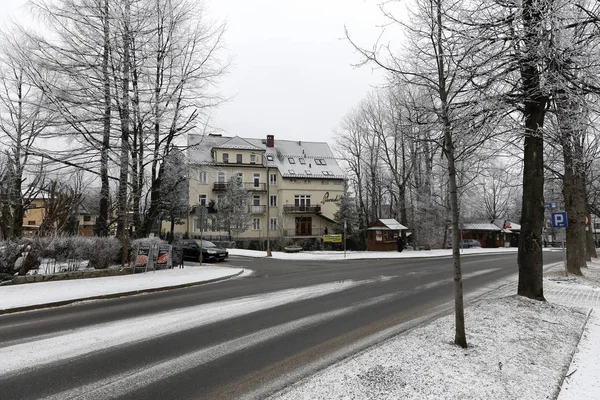 Zakopane Polonia Marzo 2018 Edificio Visible Distancia Por Calle Bien — Foto de Stock