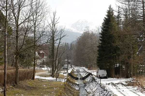 Zakopane Polonia Marzo 2018 Soporte Cadena Arroyo Rápido Flujo Del — Foto de Stock