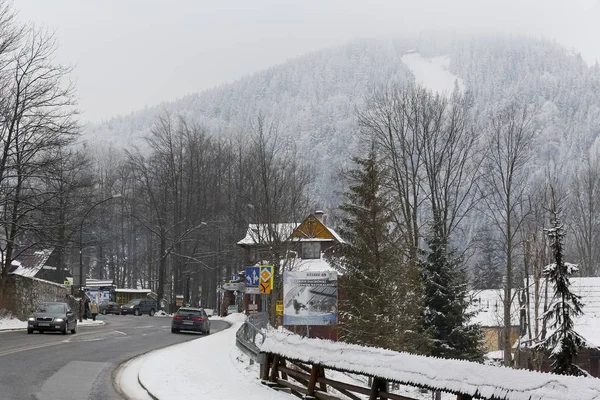 扎科帕内 2018年3月20日 扎科帕内的街道在冬天风景 有一个小的交通和一些雪在人行道上 附近的丘陵可以看到 — 图库照片