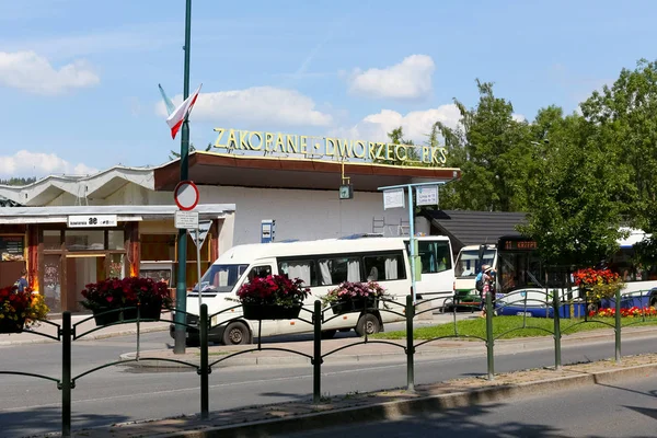 Zakopane Polonia Agosto 2017 Hay Varios Vehículos Frente Edificio Estación —  Fotos de Stock