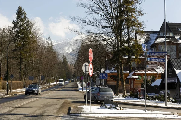 扎科帕内 2018年3月22日 城市街道上的低交通显示了在低旅游旺季通往山区的道路 — 图库照片