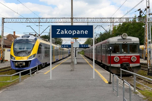 Zakopane Polen Augusti 2017 Elektriska Drivfordon Stannade Båda Sidor Plattformen — Stockfoto