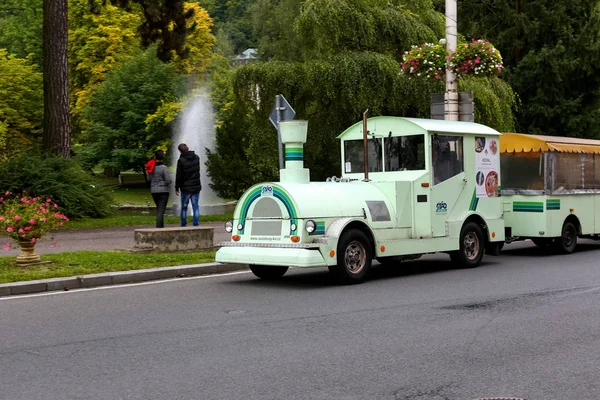 Marianske Lazne Chequia Septiembre 2017 Vehículo Turístico Viaja Por Ciudad — Foto de Stock