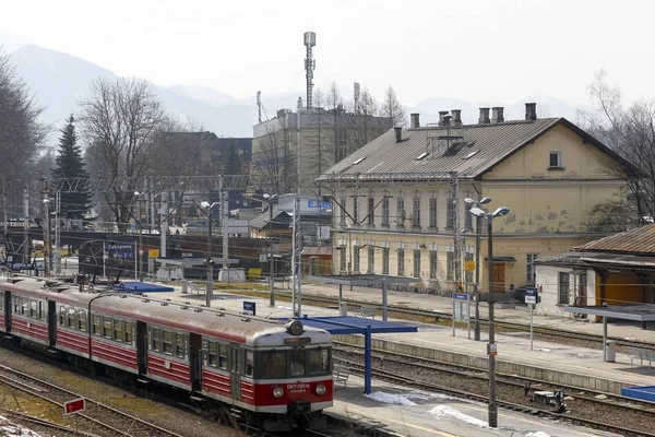 Zakopane, Polonya - 23 Mart 2018: Tren tren istasyonunda durdu ve onun en yakın çelme takmak için bekliyor. Bölgede çeşitli binalar görebilirsiniz ve uzaktan tepeler vardır