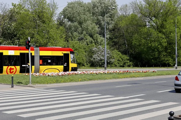 Warschau Polen April 2018 Passeert Tram Naar Voetgangersoversteekplaats Zijn Geen — Stockfoto