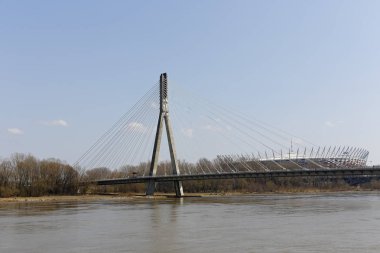 Varşova, Polonya - 08 Nisan 2018: Vistula nehrinin iki bileşimin yerel olarak adlandırılan bir köprü ile bağlı. Biraz daha uzak olduğunu Ulusal Stadyumu büyük beden