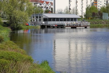 Varşova, Polonya - 19 Nisan 2018: tarafından göl kıyısı yoktur bir kafe küçük bir binada. Şehrin bu bölgesinde yerel olarak Goclaw denir