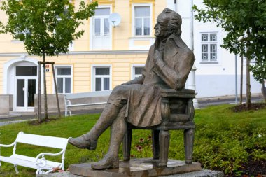 Marianske Lazne, Çek Cumhuriyeti - 10 Eylül 2017: townhouses tarafından oluşturulan arka plan karşı görülebilir Johann Wolfgang Goethe'nin heykeli dünyanın en önde gelen şairlerinden gösteriyor
