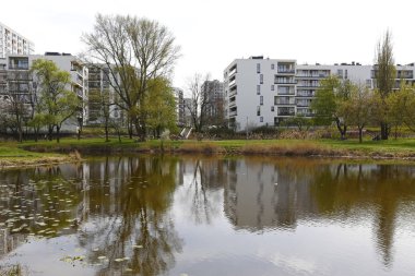 Varşova, Polonya - 15 Nisan 2018: Göl multifamily evlerin hemen yakınında yer almaktadır. Şehrin sakinleri doğaya yakın erişimine sahip olduğu bölgeden biridir.