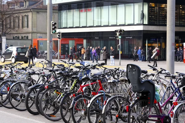 Bern Schweiz Februar 2018 Abgestellte Fahrräder Auf Dem Bürgersteig Zeigen — Stockfoto