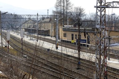 Zakopane, Polonya - 23 Mart 2018: Demiryolu parça, binalar, ek yükü temas ve altyapı. Bu şehirde demiryolu hattı biter Tren İstasyonu görülmektedir.