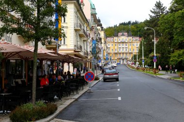Marianske Lazne, Çek Cumhuriyeti - 10 Eylül 2017: Gösterir bu kaplıca kenti sokak görünümü güzel mimarisi, açık hava restoranı ve yöreden eğlence karakterinin