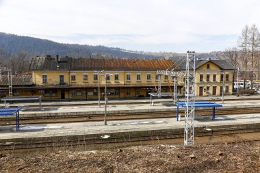 Zakopane, Polonya - 23 Mart 2018: Tren Gar binası. Boş platformlarına, insanlar yok ve tren yok, hepsi kaldı veya henüz gelmiş değil.