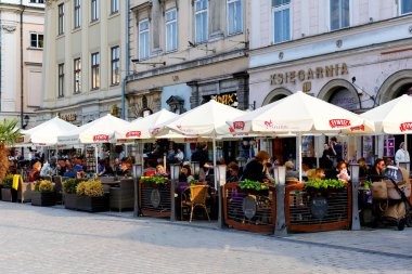 Krakow, Polonya - 25 Mayıs 2017: Konut Evleri önünde restoranıdır. Birçok kişi iyi bir ölüm yolu harcanan vaktinizi.