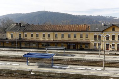 Zakopane, Polonya - 23 Mart 2018: Boş platformları ve tren istasyonunda tren vardır. Tüm trenler zaten kaldı veya henüz gelmiş değil.