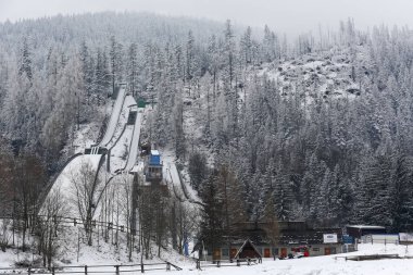 Zakopane, Polonya - 20 Mart 2018: Orman alanları arasında doğal bir tepenin üzerinde bulunan üç Kayak atlar vardır. Kış sezonunda her şeyi tarafından kar kaplıdır.