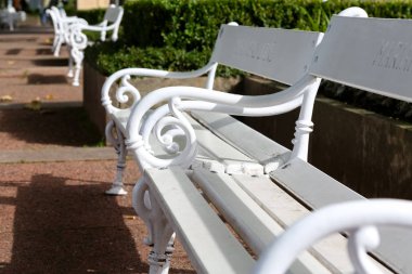 Marianske Lazne, Çek Cumhuriyeti - 12 Eylül 2017: genel bir parkta gördüm beyaz banklar. Bu bankların bu şehir şehir adı ile işaretlendiği şekilde bir yer gibi görünüyor