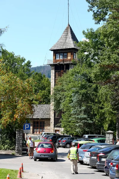 Zakopane Polska Sierpnia 2017 Parking Obok Strażnicy Straży Pożarnej Wieża — Zdjęcie stockowe