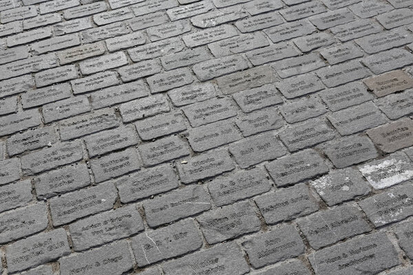 Берн, Швейцария - 14 февраля 2018 года: Тротуар в непосредственной близости от Медвежьего парка был сделан из камня с выгравированными именами доноров
. 
