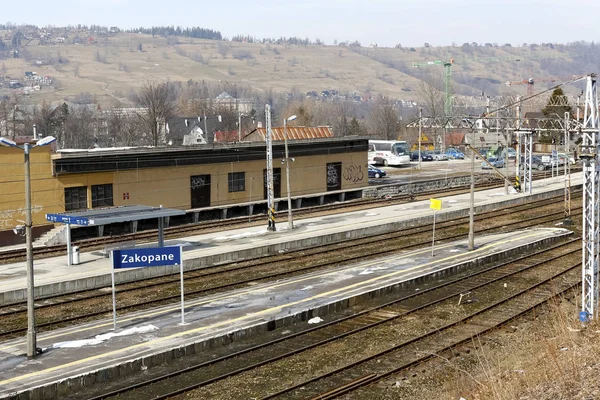 Železnici Zakopane Polsko Března 2018 Platformy Malá Budova Okolních Kopců — Stock fotografie