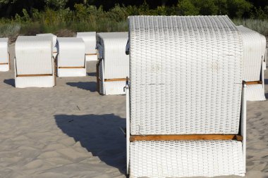 Birkaç çatılı plaj sandalyeleri her zamankinden daha farklı bir taraftan görülür ve Baltık kumsala Polonya Kolobrzeg açıktır