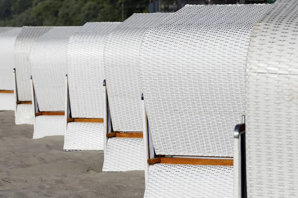 Een Rij Van Overdekte Strandstoelen Het Strand Kolobrzeg Polen — Stockfoto