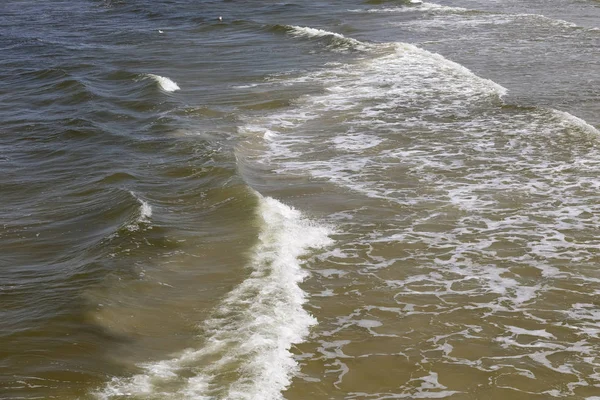 Длинные Волны Балтийского Моря Достигают Береговой Линии Пляжа Колобжеге Польша — стоковое фото