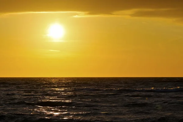 Темные Воды Балтийского Моря Существует Заходящее Солнце Поэтому Небо Окрашено — стоковое фото