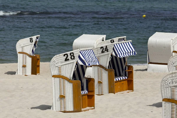 Несколько Плетеных Плетеных Пляжных Стульев Песчаном Пляже Балтийского Моря Польше — стоковое фото