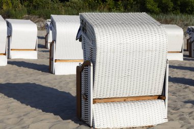 Çatılı plaj sandalyeleri Kolobrzeg Polonya, Baltık Denizi sahilinde yer almaktadır