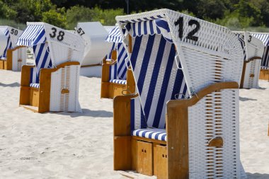 Kumlu sahilde çatılı plaj sandalyeleri Polonya Kolobrzeg tatil vericiler için bekliyor