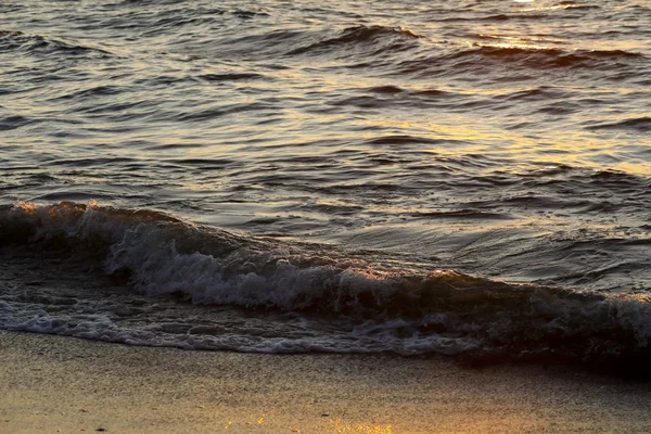 Bij Zonsondergang Bereikt Zee Golf Baltische Kust Polen Wesel — Stockfoto