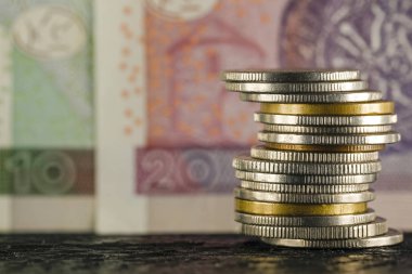 Çeşitli Lehçe para yığını. Arka plan oluşturur banknotlar on ve Yirmi Zlotisi vardır