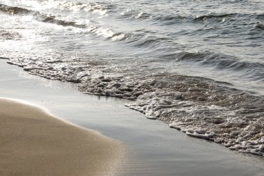 Polonya Kolobrzeg kumlu plaj kıyısında tarafından dalgalar deniz