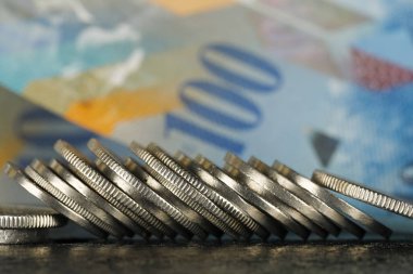Çeşitli İsviçre paralar yüz Frank banknot arka planı görünür  