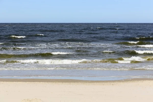 Fal Morskich Przez Brzeg Które Widoczne Piaszczystej Plaży Polsce Kołobrzegu — Zdjęcie stockowe