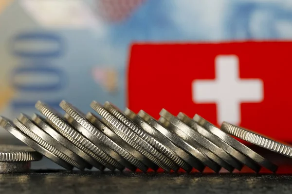 Hay Varias Monedas Suizas Visibles Sobre Fondo Billete Cien Francos — Foto de Stock