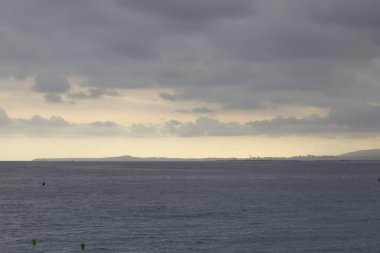 Nice, Fransa akşamları Akdeniz bulutlu gökyüzü