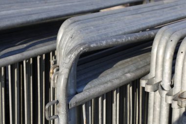 Metal engelleri tek bir yerde toplanmıştır. Bu metal koruyucu çitler güvenlik nedeniyle farklı yerler ve durumlar için kullanılır