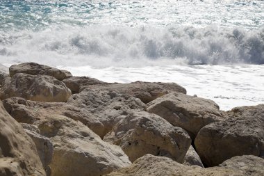 Taşlar orada Akdeniz ve onun fırtınalı dalgalar Nice, Fransa.