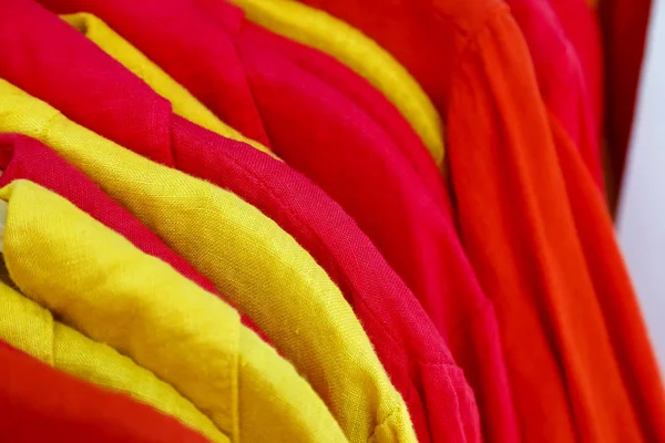 Kadar Yakınından Görülebilir Satışa Çeşitli Renkli Giysiler — Stok fotoğraf