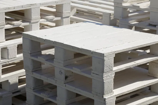Mehrere Weiße Holzpaletten Übereinander Gestapelt — Stockfoto
