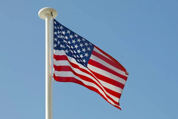 Amerikaanse Vlag Vlaggenmast Vliegen Volledige Mast Tegen Duidelijke Blauwe Hemel — Stockfoto